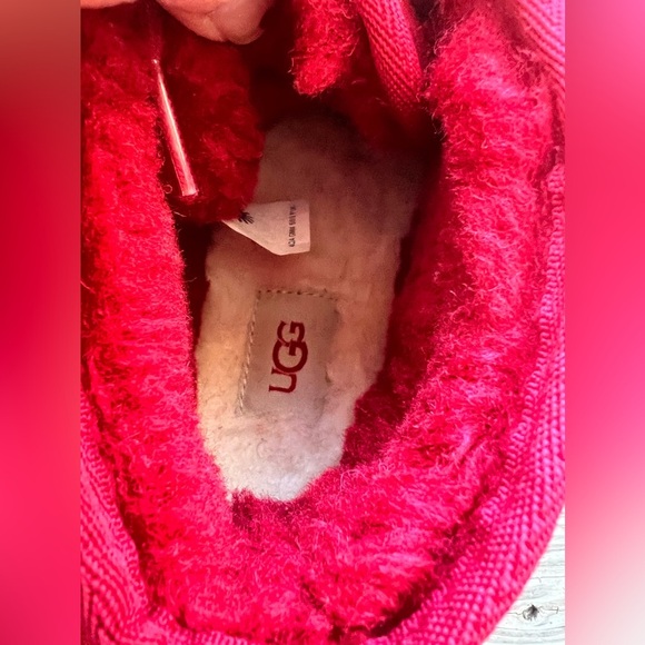 UGG Red Chukka Neumel Boots Red Suede Shearling Fur Lined Women’s Sz 6 - Picture 9 of 11